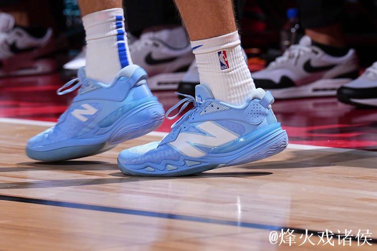 弗拉格身穿深蓝Hesi Low v2,创造生涯新高42分7篮板6助攻 弗拉格身穿深蓝Hesi Low v2,创造生涯新高42分7篮板6助攻